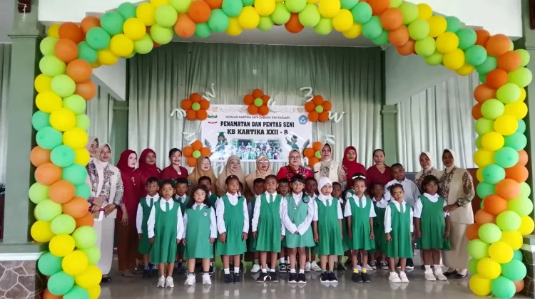 Kelompok Bermain Kartika Fakfak Gelar Pentas Seni dan Penyematan Siswa