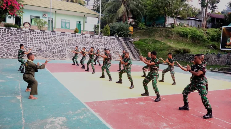Personel Kodim 1803/Fakfak Tingkatkan Kemampuan Melalui Latihan Pencak Silat