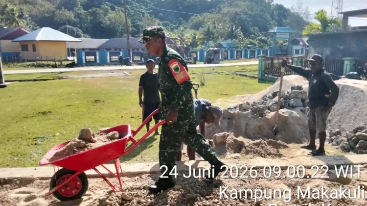 Babinsa dan Warga Gotong Royong Bangun Fondasi Balai Kampung