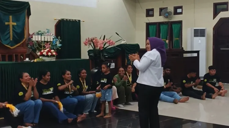 Kunjungi Kontingen Pesparawi Fakfak, Nurwidayati Samaun Dahlan Beri Motivasi
