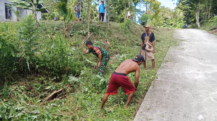 Babinsa Koramil Fakfak Bersama Warga Gelar Jumat Bersih Kampung Kwuhkedak Bersam