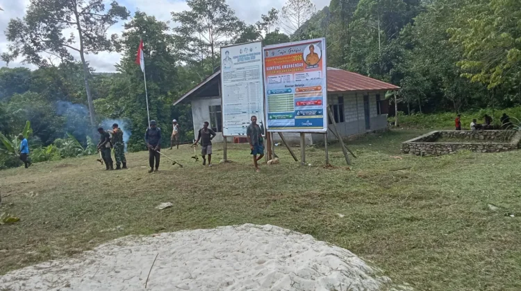 Babinsa Koramil Fakfak Bersama Warga Ciptakan Lingkungan Kampung Bersih dan Asri