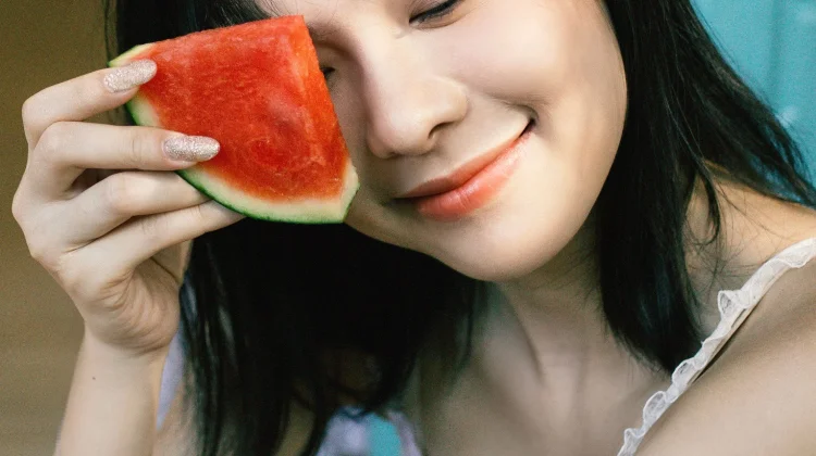 Tips Kulit Semangka Bisa Atasi Ruam dan Mata Panda