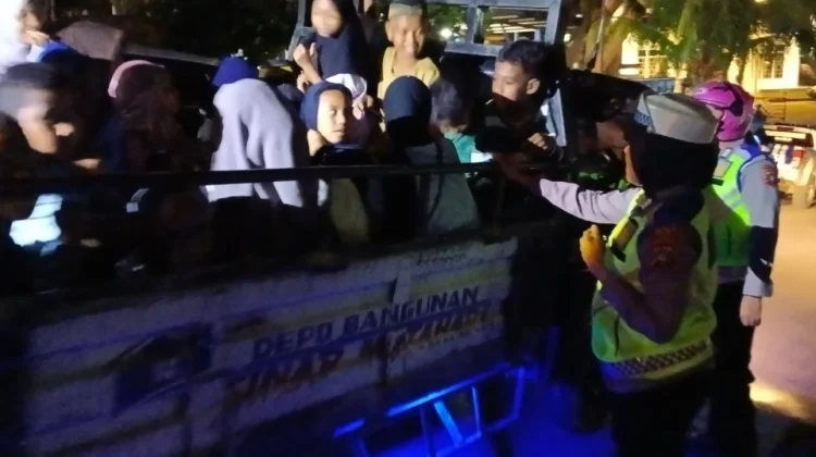 Cegah Kecelakaan, Satlantas Polres Fakfak Larang Warga Naik Bak Mobil Pikap