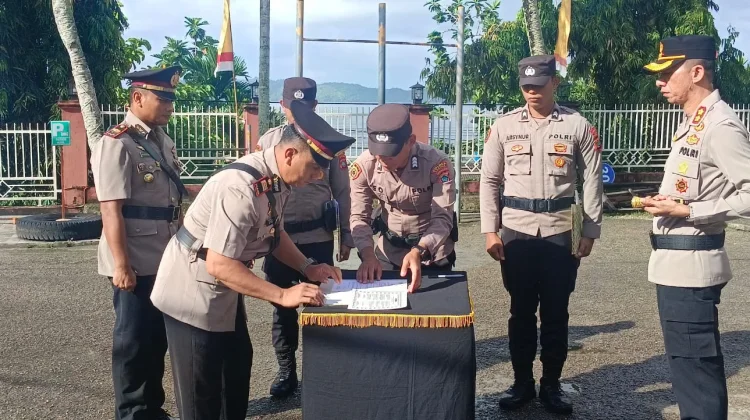 Kapolres Fakfak Pimpin Sertijab Enam Pejabat Strategis di Polres Fakfak