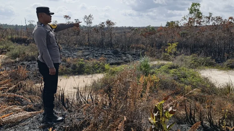 Kebakaran Hutan dan Lahan Ancam Pemukiman Warga, Polsek Bomberay Bergerak Cepat