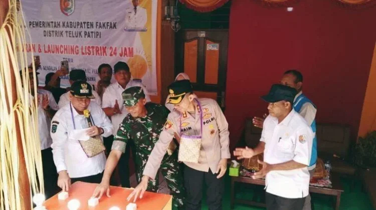 Bupati Fakfak Resmikan Listrik Dua Puluh Empat Jam Distrik Teluk Patipi