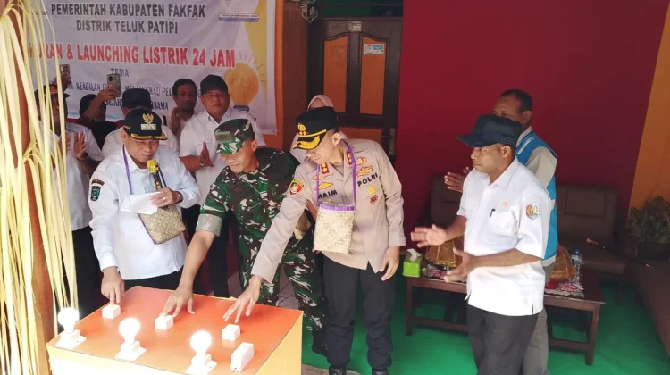 Kapolres Fakfak Hadiri Launching Listrik 24 Jam di Teluk Patipi