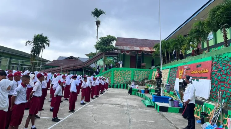 Babinsa Pimpin Apel Siswa Baru MTSN Fakfak Tanamkan Disiplin sejak Dini
