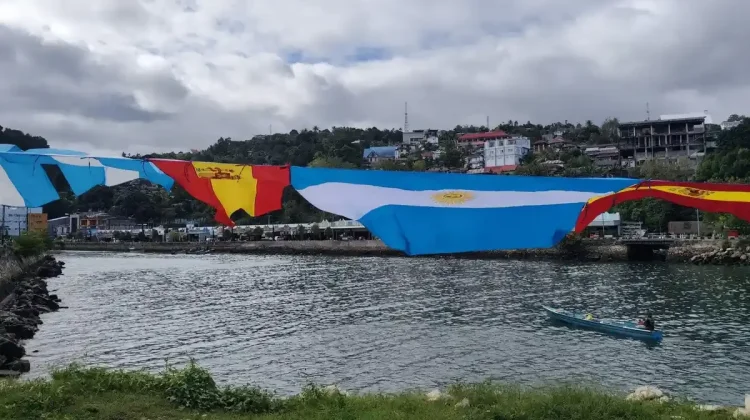 Pedagang Optimistis Bendera Tim Finalis Laris Terjual