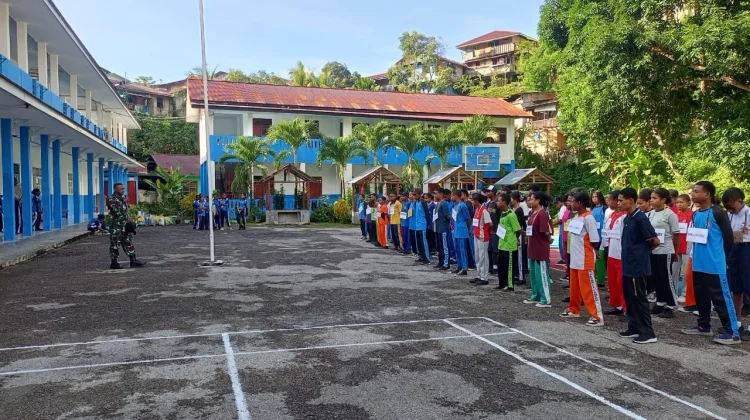Babinsa Latih PBB Siswa Baru SMA YPK Nazaret Fakfak Tanamkan Disiplin