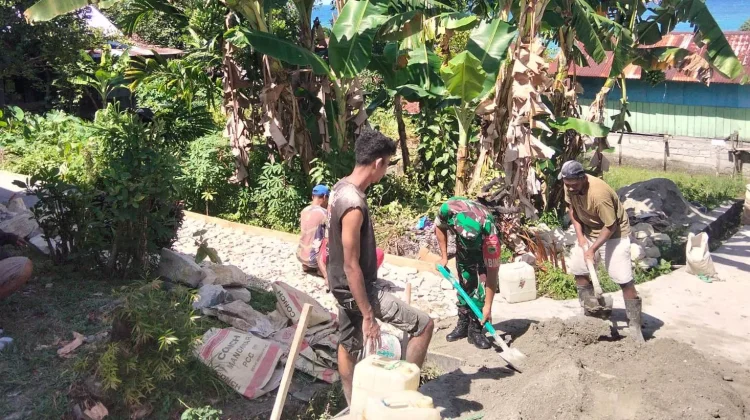 Babinsa Bersama Warga Gotong Royong Kerjakan Jalan Setapak Kampung Nemewikarya