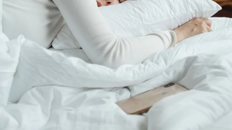 Enam Bantal Guling Terbaik untuk Tidur Nyeyak dan Berkualitas