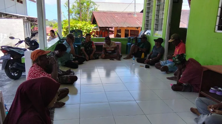 Babinsa Nemewikarya Bahas Peraturan Kampung Bersama Warga