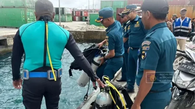Tim Penyelam KSOP Fakfak Periksa Lambung dan Propeller KM Labobar
