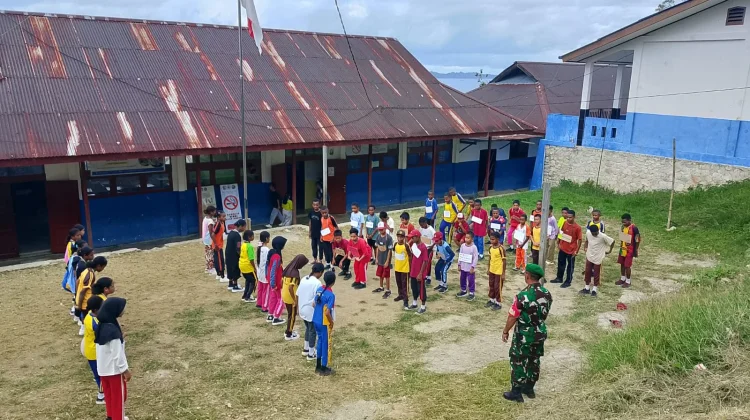 Babinsa Fakfak Latih PBB Siswa Baru Bangun Disiplin Nasionalisme