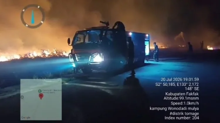 Dandim Fakfak Kerahkan Babinsa Bantu Padamkan Kebakaran Kampung Wono Dadi Mulya