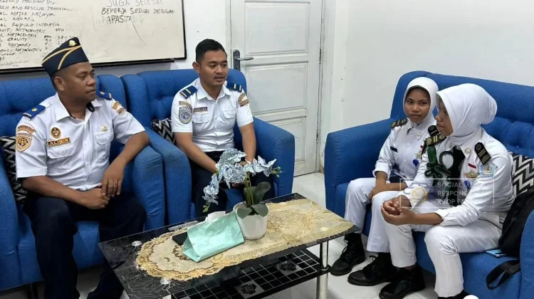 Dua Siswi SBT Belajar Operasional Pelabuhan Fakfak