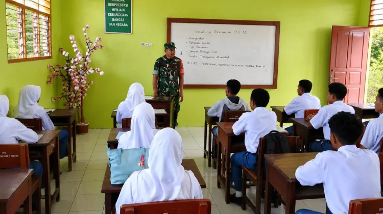 Babinsa Sosialisasikan Penerimaan Prajurit TNI-AD Kepada Siswa SMA Al Maarif