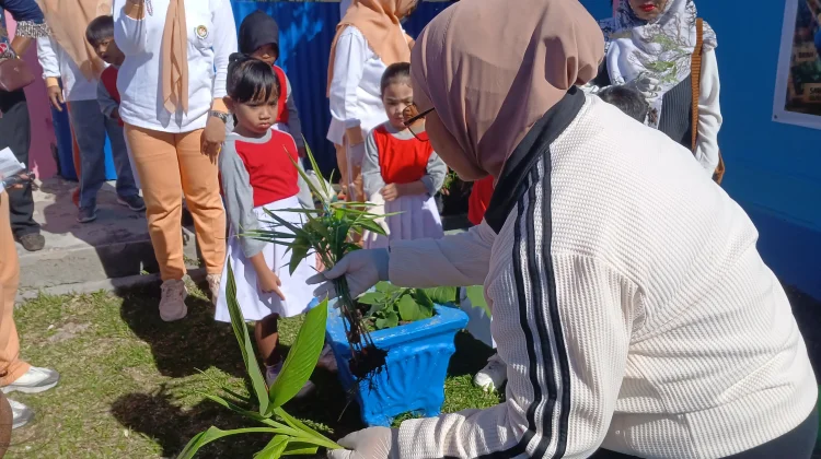 Anak TK Pertiwi Belajar Menanam Bersama Bunda PAUD Fakfak