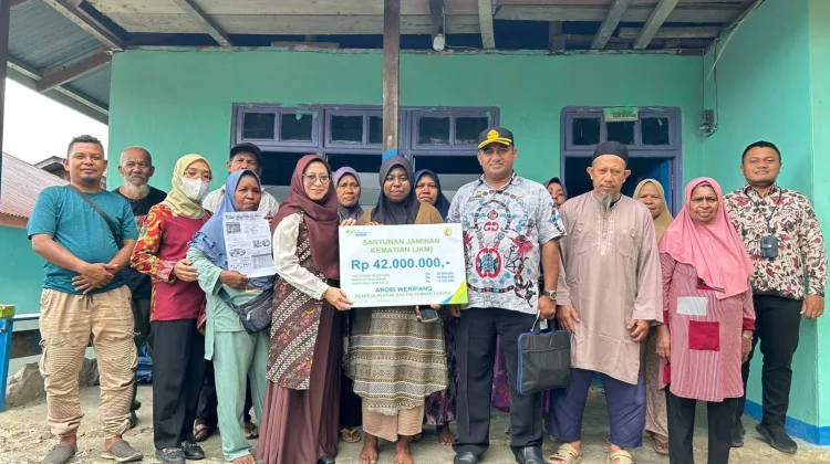 Ahli Waris Peserta BPJS Ketenagakerjaan di Fakfak Terima Santunan Kematian