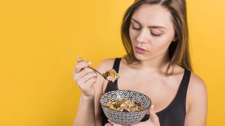Tips Mengunyah Makanan  Perlahan Demi Pencernaan Baik