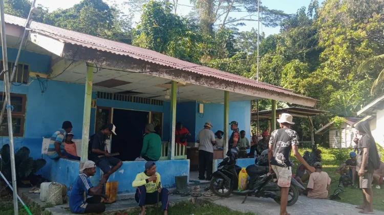 Babinsa Fakfak Timur Gotong Royong Sambut Kedatangan Tim Ekspedisi Patriot
