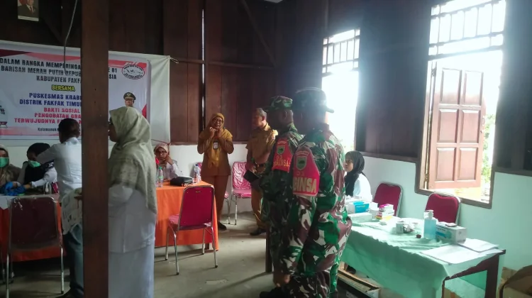 Babinsa Fakfak Timur Dampingi Pengobatan Gratis Warga Kampung Kwama
