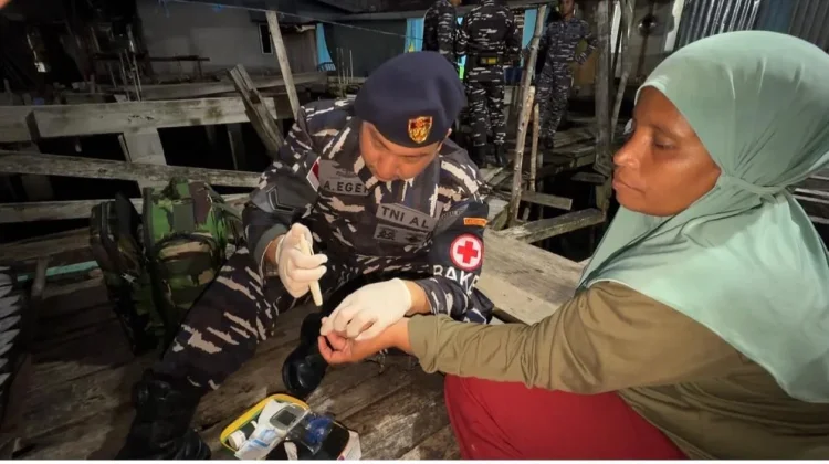 KRI Madidihang-855 Gelar Bakti Sosial, Warga Pesisir Fakfak Nikmati Layanan Gratis