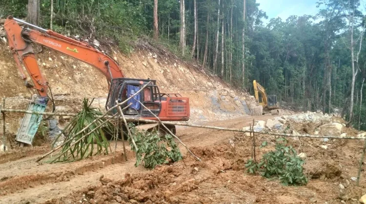 Pemalangan Hentikan Pengerjaan Jalan menuju Bandara Siboru Fakfak sementara ini