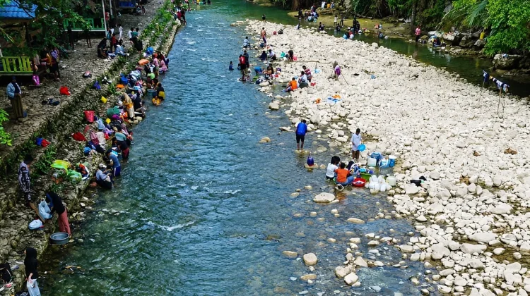Krisis Air Bersih, Warga Fakfak Andalkan Sungai untuk Mencuci