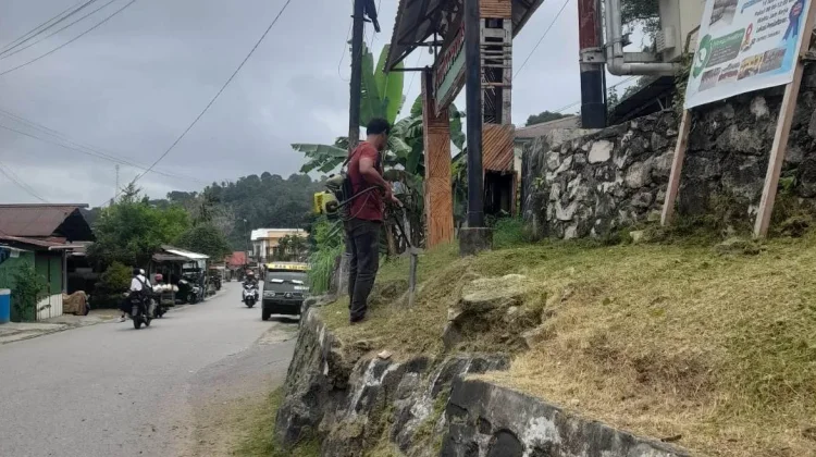 Kampung Tanama Bersihkan Jalan Utama Sambut HUT Kemerdekaan