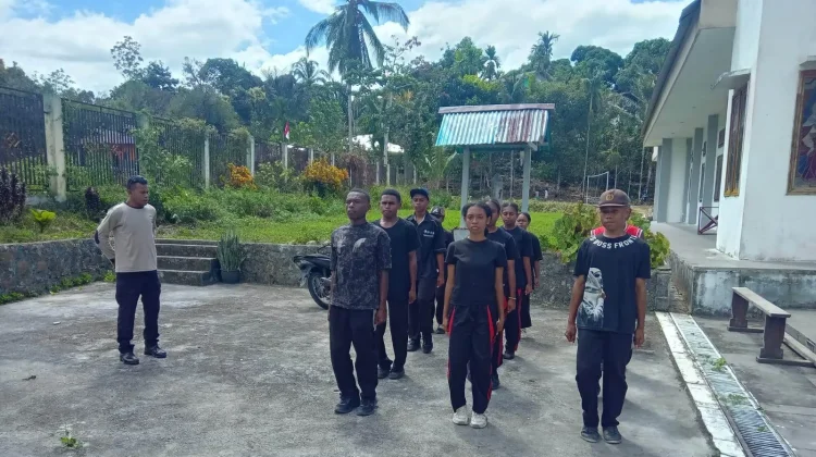 Babinsa dan Bhabinkamtibmas Latih Paskibra jelang HUT Kemerdekaan