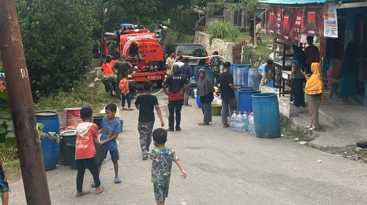 Antusiasme tinggi warnai penyaluran bantuan air bersih bagi warga RT.18 Kel. wagom