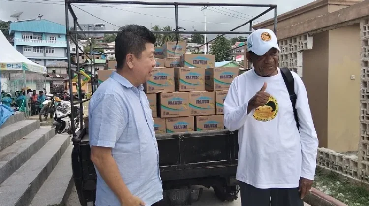 Umat Katolik Fakfak Sumbang 500 Karton Air untuk Peringatan Masuk Islam diPapua