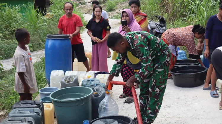 Kodim 1803/Fakfak Salurkan Air Bersih untuk Warga Terdampak Kemarau