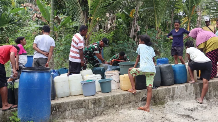 TNI Hadir Bantu Warga Fakfak Hadapi Krisis Air Bersih