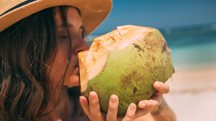 Rutin Minum Air Kelapa? Kenali Beragam Manfaatnya bagi Kesehatan Jantung, Ginjal, da