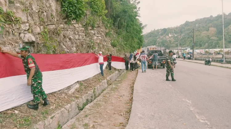 Koramil Fakfak Bersama PPM Bentangkan Bendera 300 Meter
