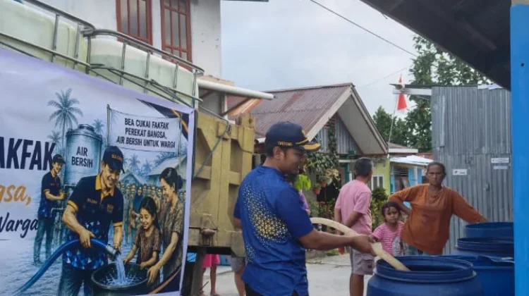 Bea Cukai Fakfak Salurkan Air Bersih untuk Warga Terdampak Kemarau