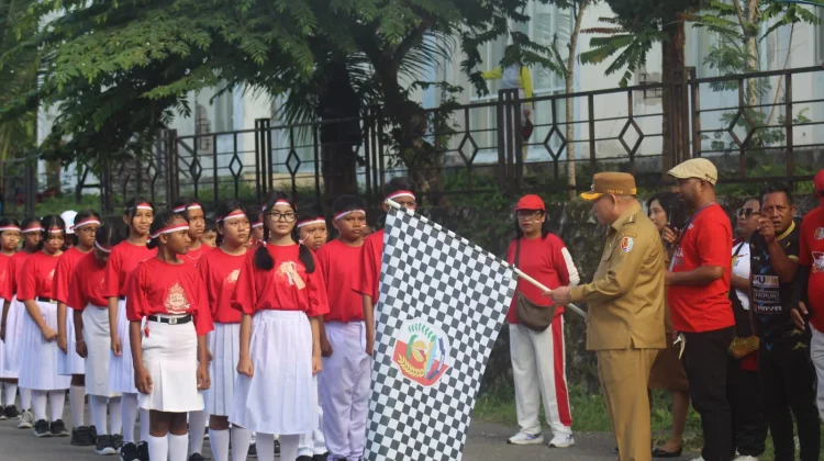Bupati Fakfak Lepas Gerak Jalan Indah Sambut HUT Kemerdekaan RI