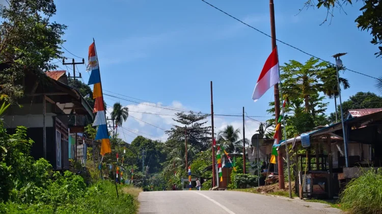 Kampung Sekru Semarakkan Kemerdekaan Dengan Bendera dan Umbul-Umbul