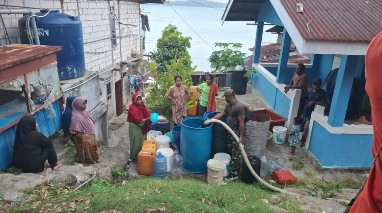 Kodim Fakfak Salurkan Air Bersih Bantu Warga Pariwari