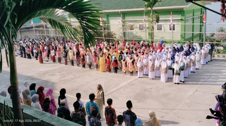 Siswa MTs Fakfak Rayakan Kemerdekaan Dengan Pakaian Adat