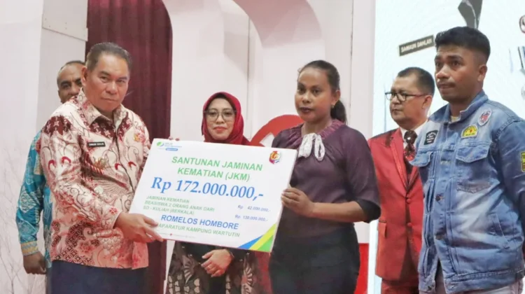 Malam Resepsi HUT RI, BPJS Ketenagakerjaan Fakfak Serahkan Manfaat Jaminan Sosial