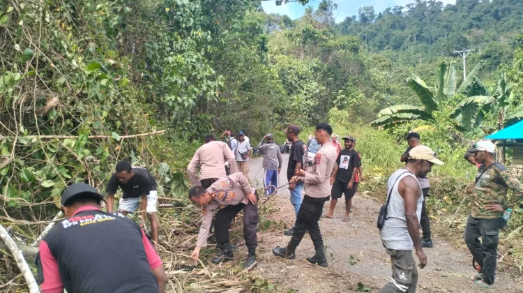 Pendekatan Persuasif Polsek Kokas Berbuah Hasil, Palang Jalan Kayuni–Kokas Dibuka