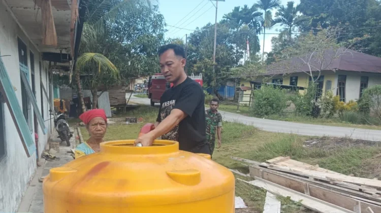 Dandim 1803/Fakfak Turun Langsung Salurkan Air Bersih untuk Warga