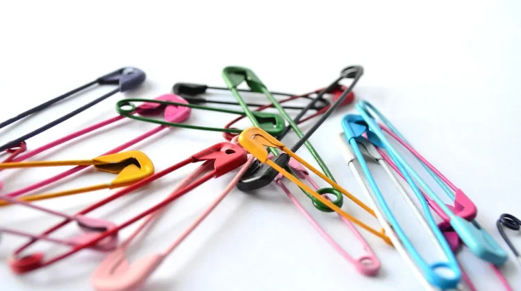Peniti: Benda Kecil dengan Banyak Kegunaan
