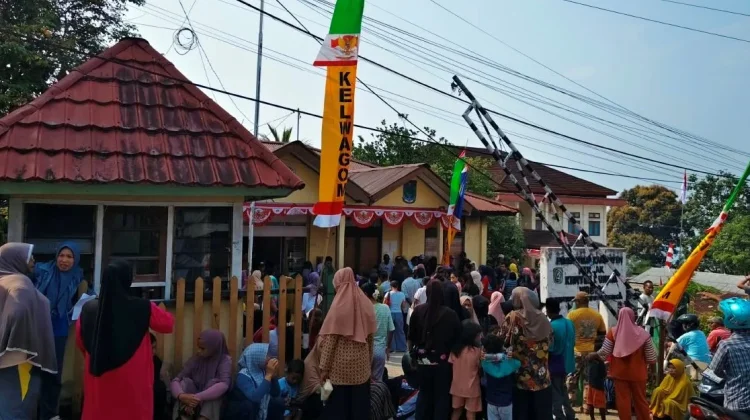 Warga Kelurahan Wagom Antusias Mengambil Bantuan Pangan