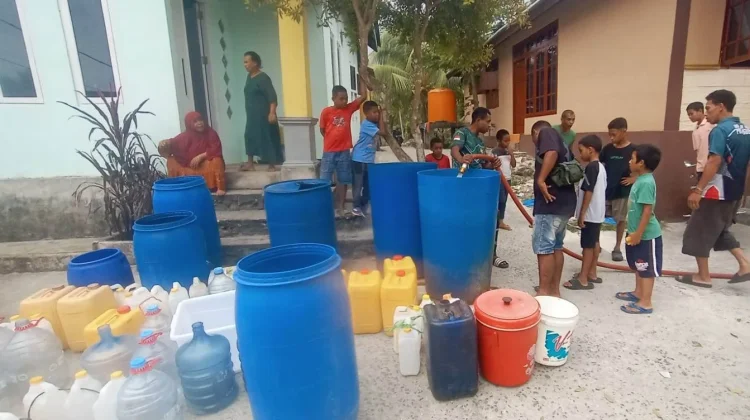 Kodim Fakfak Salurkan Bantuan Air Bersih untuk Warga Pariwari